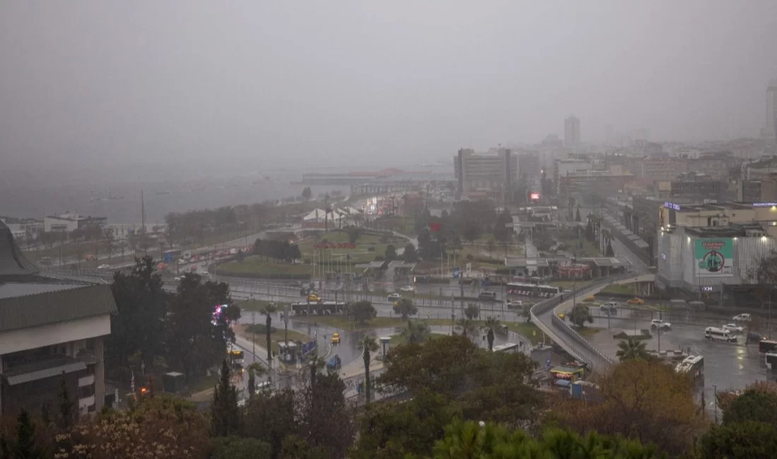 İzmir’de gece saatlerinden itibaren etkili olan sağanak yağış, sel ve