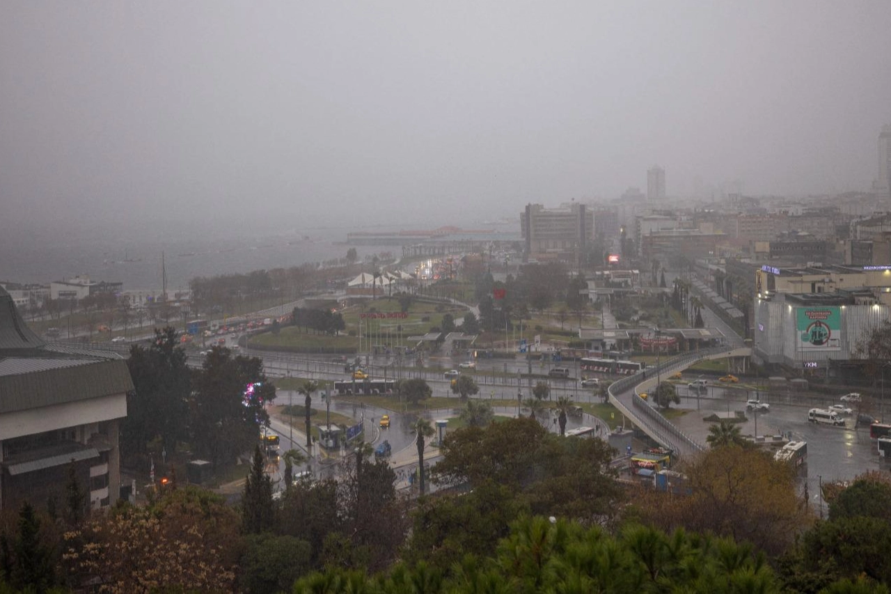 İzmir’de gece saatlerinden itibaren etkili olan sağanak yağış, sel ve