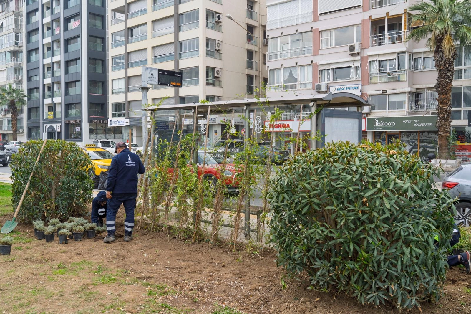 İzmir Büyükşehir Belediyesi, kamusal alanlarda yaptığı estetik dokunuşlarla kentin çehresini