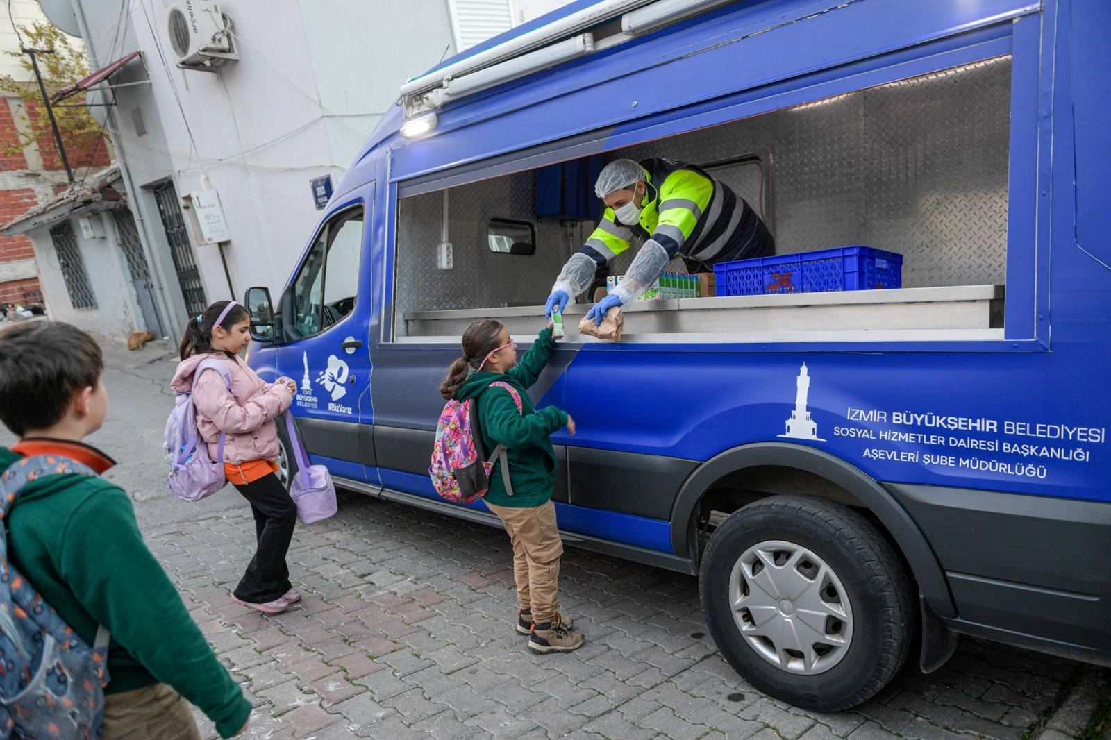 İzmir Büyükşehir Belediyesi, sosyal belediyecilik anlayışıyla çocukların güne sağlıklı başlamasını