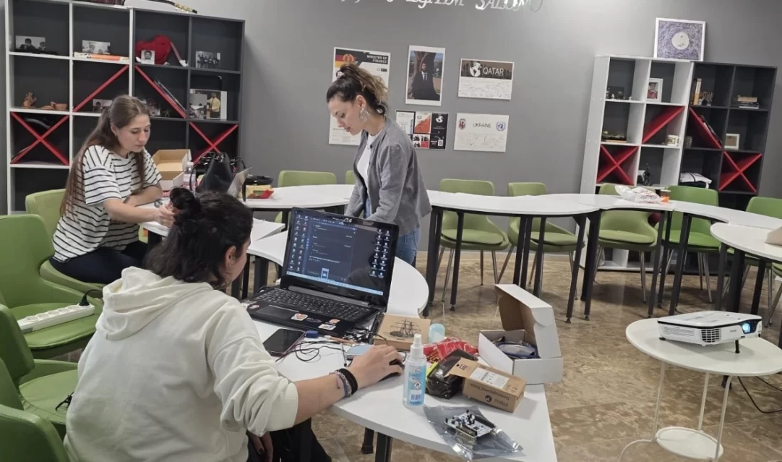 İzmir Büyükşehir Belediyesi, gençleri dijital çağın gereklilikleriyle donatmaya devam ediyor.