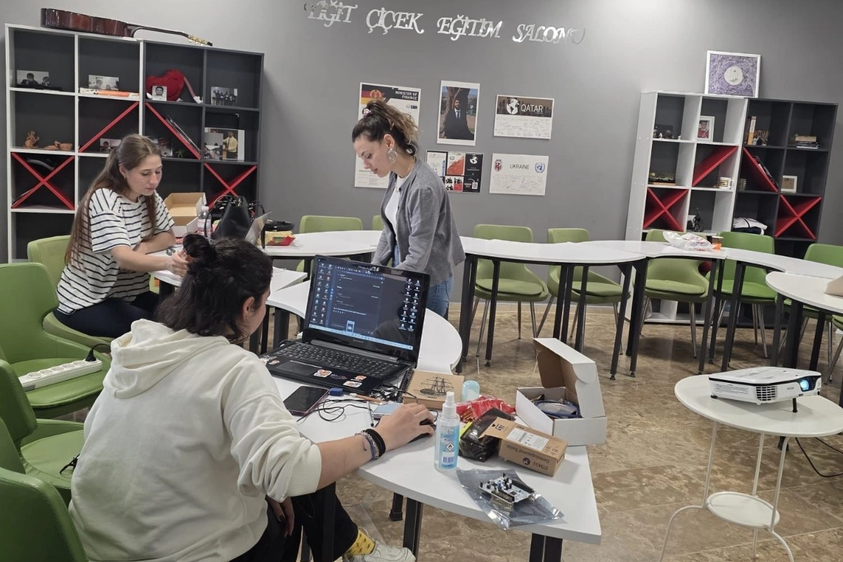 İzmir Büyükşehir Belediyesi, gençleri dijital çağın gereklilikleriyle donatmaya devam ediyor.