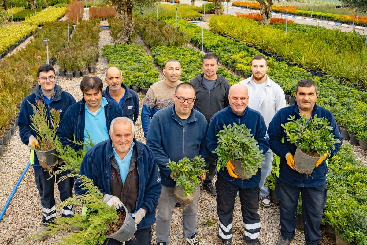 İzmir Büyükşehir Belediyesi’nin fidanlıklarında yetiştirilen onlarca bitki türü, kentin yeşil