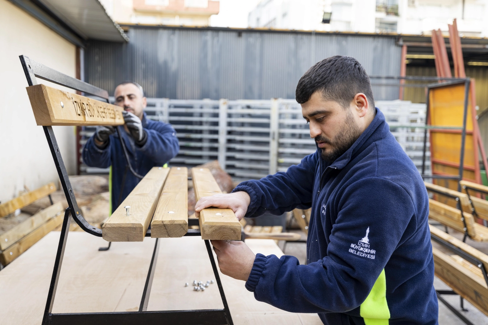 İzmir Büyükşehir Belediyesi, kentin yeni nesil çöp potalarından oturma gruplarına,