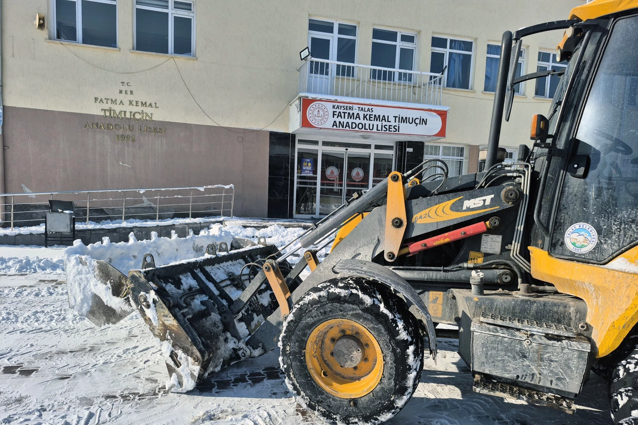 Kayseri Talas Belediyesi, etkili olan kar yağışının ardından okullar açılmadan