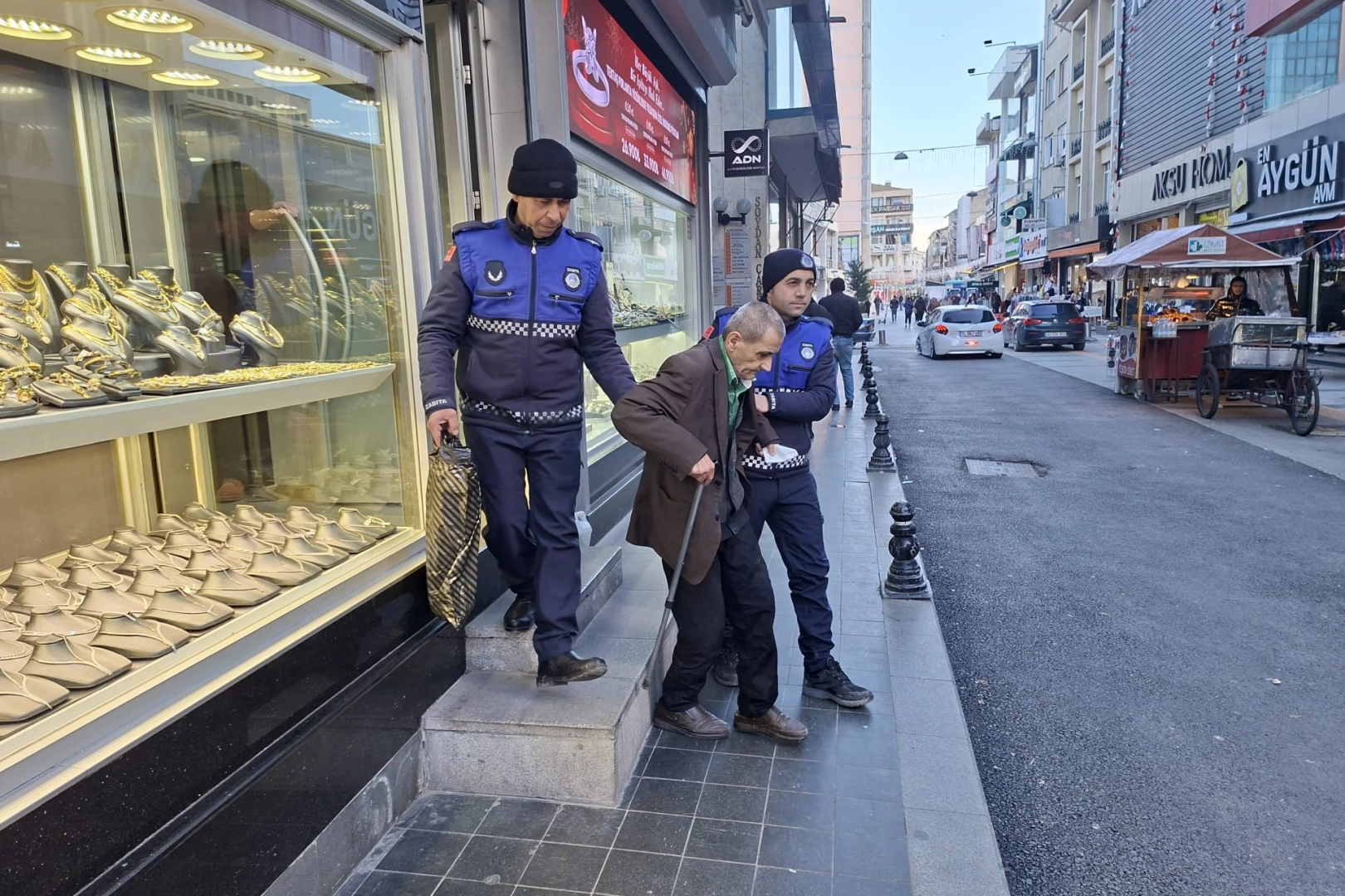 Kocaeli Büyükşehir Belediyesi Zabıta Dairesi Başkanlığı’na bağlı ekipler, kentin farklı