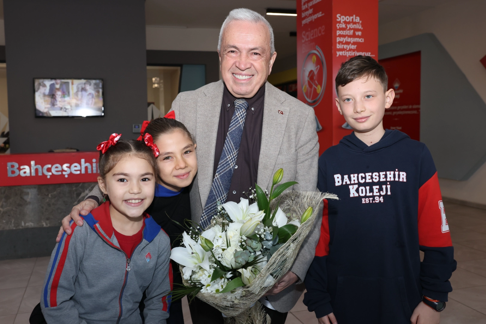 Nilüfer Belediye Başkanı Şadi Özdemir, ilkokul öğrencisi İpek Altınel’in daveti