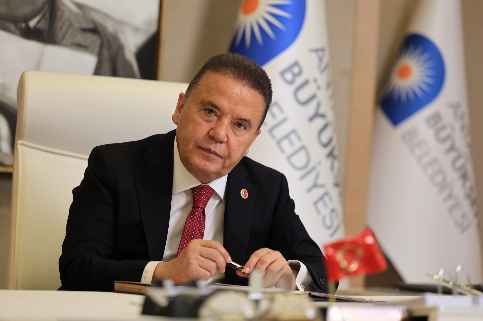 Yolsuzluk ve rüşvet soruşturmasında tutuklanan Antalya eski Büyükşehir Belediye Başkanı