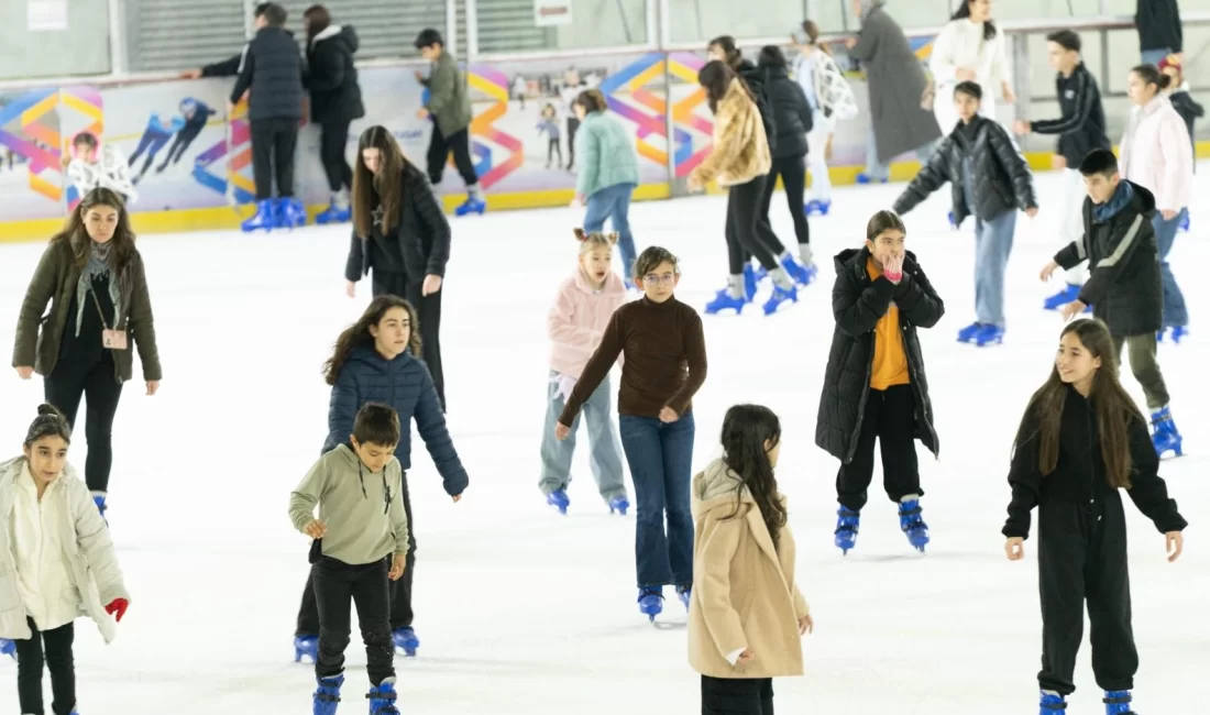 İzmir’de öğrenciler yarıyıl tatilini buz pistinde geçirdi. Büyükşehir Belediyesi’nin ücretsiz