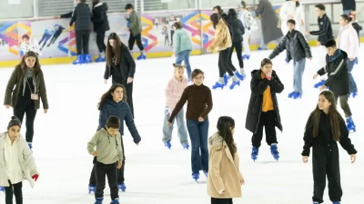 İzmir’de öğrenciler yarıyıl tatilini buz pistinde geçirdi. Büyükşehir Belediyesi’nin ücretsiz
