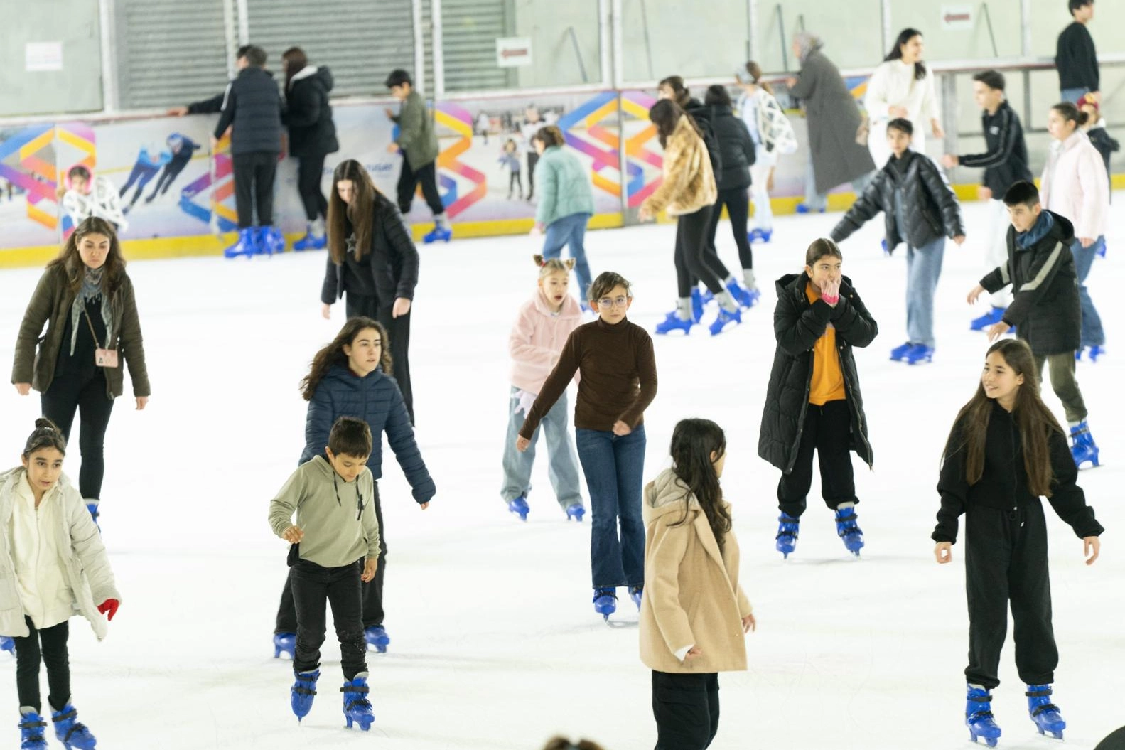 İzmir’de öğrenciler yarıyıl tatilini buz pistinde geçirdi. Büyükşehir Belediyesi’nin ücretsiz