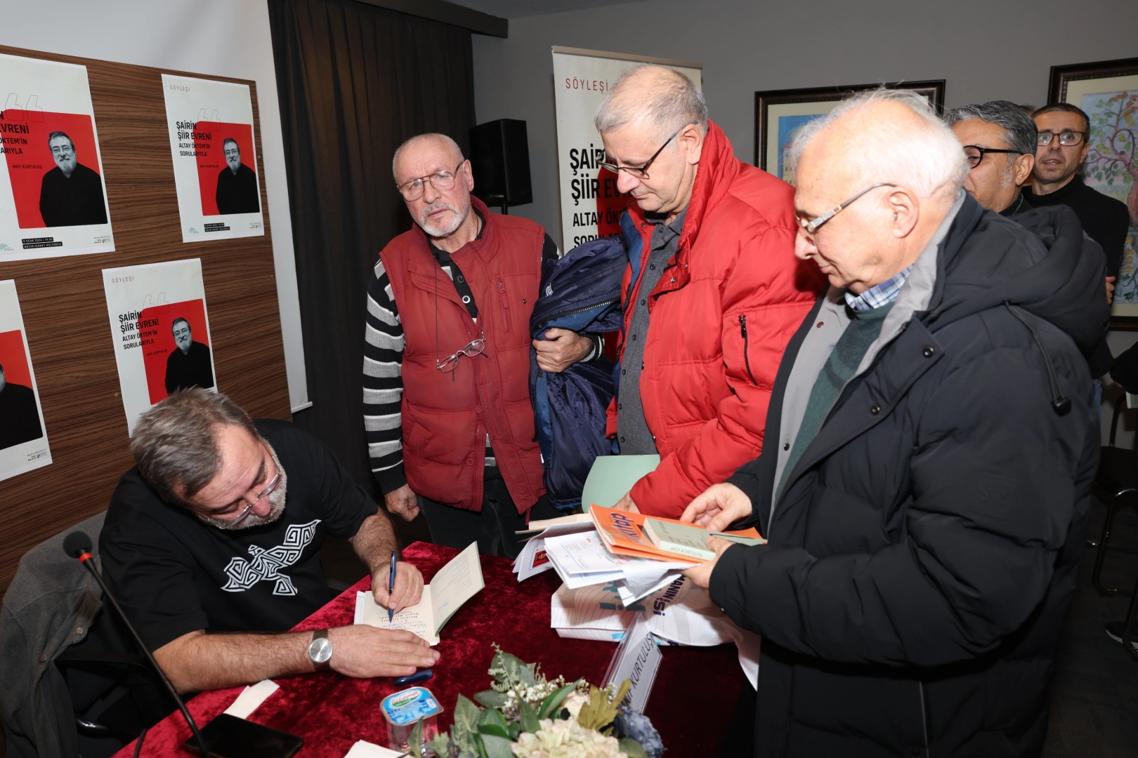 Nilüfer Belediyesi’nin düzenlediği “Şairin Şiir Evreni” söyleşisine konuk olan şair