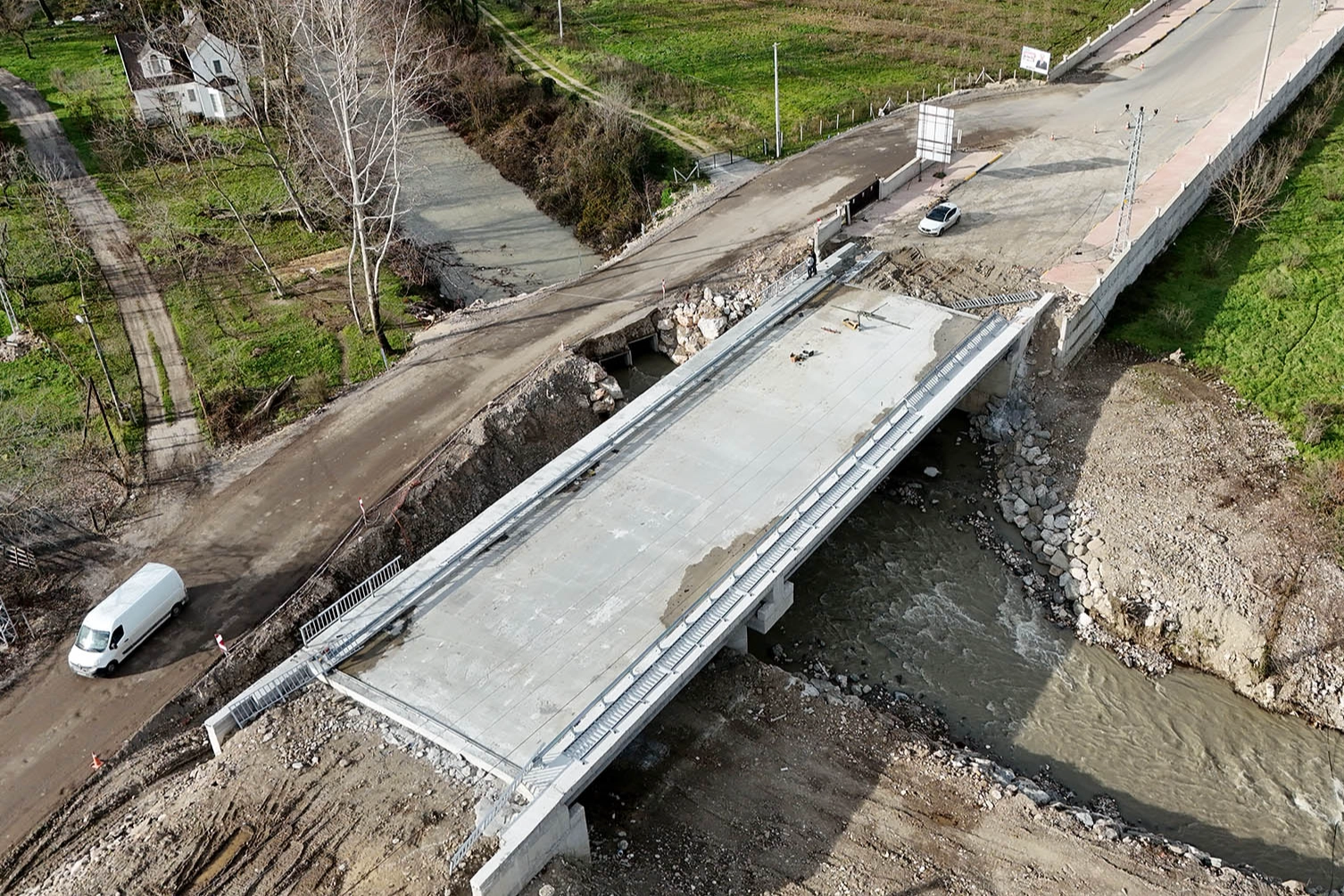 Sakarya Büyükşehir Belediyesi, şehrin dört bir yanında ulaşıma güç katmak, altyapıyı