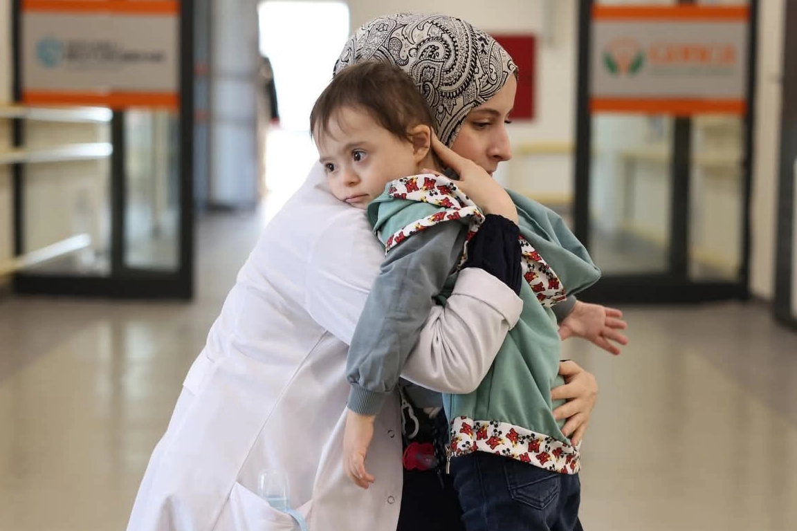 Gonca Engelsiz Yaşam Merkezi’nde eğitim gören minik Alparslan’ın azmini paylaşan