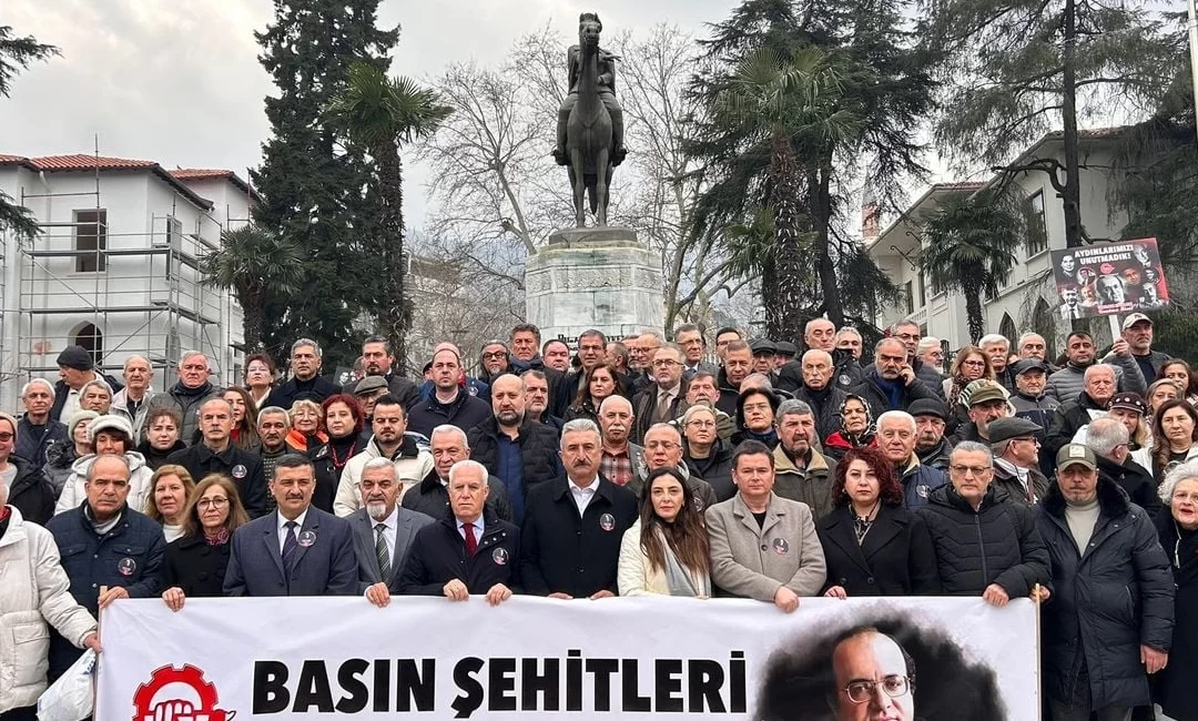 Araştırmacı gazeteci ve yazar Uğur Mumcu, hain bir suikast sonucu