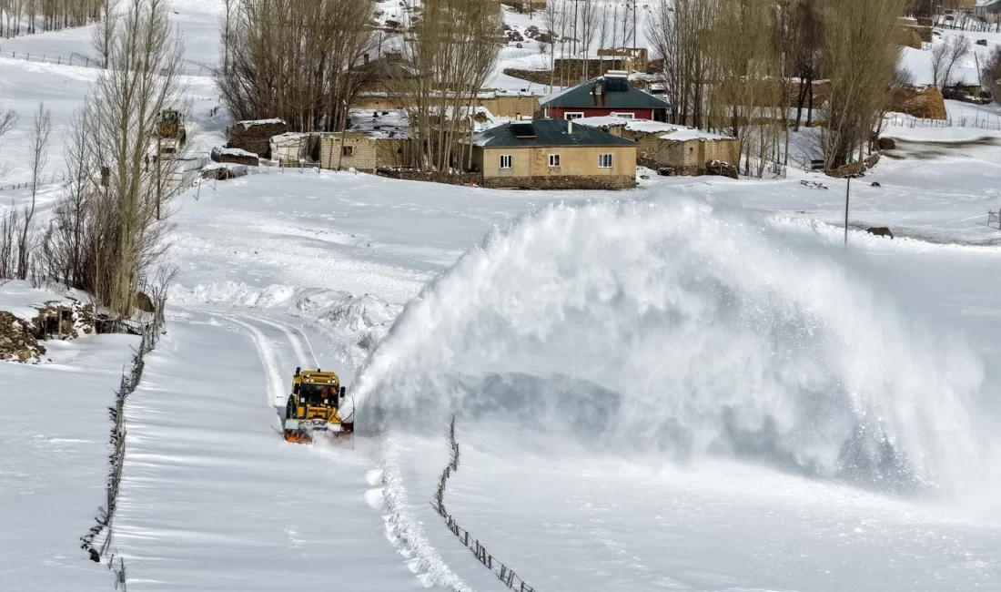 Van Büyükşehir Belediyesi, kırsal mahallelerde etkili olan kar yağışı ve
