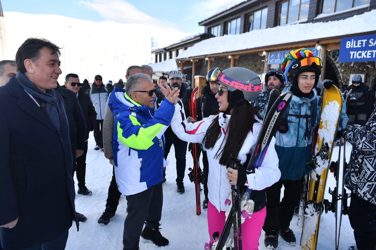 Kayseri Büyükşehir Belediye Başkanı Dr. Memduh Büyükkılıç, hafta sonu kayak