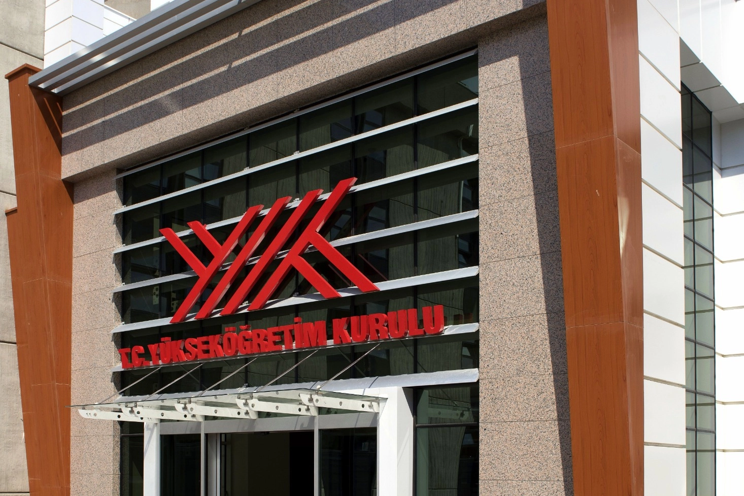 Yükseköğretim Kurulu, üniversitelere bağlı birimlerde görev yapan sağlık çalışanlarına yönelik